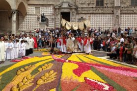 Solennità del Corpus Domini domenica 23 giugno presieduta in cattedrale dal cardinale Bassetti. A seguire la tradizionale processione per le piazze e le vie principali del centro storico