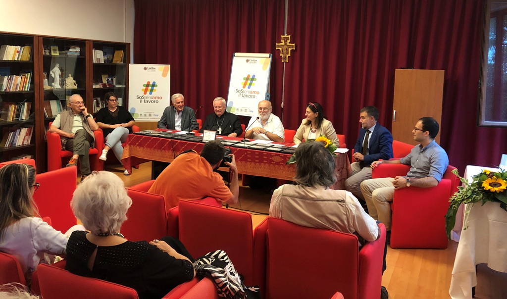 Perugia: Il cardinale Bassetti, nel decimo anniversario della sua nomina ad arcivescovo metropolita, consegna gli attestati dei corsi Caritas a venti aspiranti lavoratori nei settori meccanico e tessile
