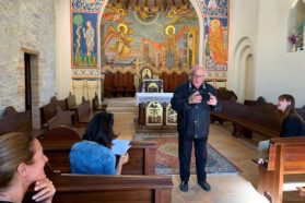 San Sisto e le “due chiese speciali” nei primi 50 anni di storia di una importante comunità parrocchiale. Il parroco don Regni: «La fabbrica e l’ospedale sono le “due” che frequentiamo di più»