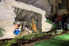 Inaugurato il presepe in piazza IV Novembre. Il cardinale Gualtiero Bassetti: «Nel presepe c’è posto per tutti noi, qualunque sia la nostra condizione interior