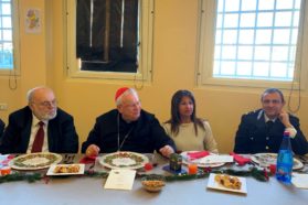 Perugia, giorno di Natale: Il cardinale Gualtiero Bassetti a pranzo con le detenute. «La luce più forte è quella che viene da Betlemme e che possa illuminare tutti gli angoli bui che sono nella nostra società»