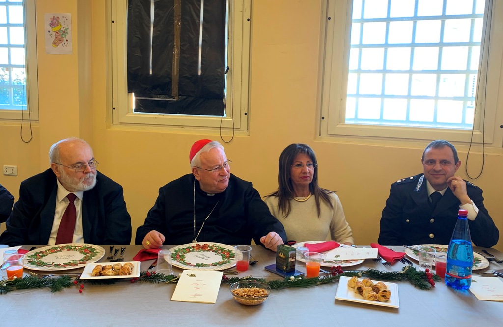Perugia, giorno di Natale: Il cardinale Gualtiero Bassetti a pranzo con le detenute. «La luce più forte è quella che viene da Betlemme e che possa illuminare tutti gli angoli bui che sono nella nostra società»