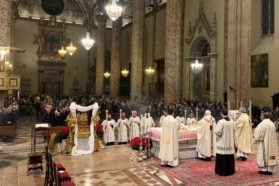 La celebrazione della Notte di Natale nella cattedrale di San Lorenzo  presieduta dal cardinale Gualtiero Bassetti.  Il presule: «Il Natale non è scontato, non è facile… Dobbiamo salire anche noi verso Betlemme »