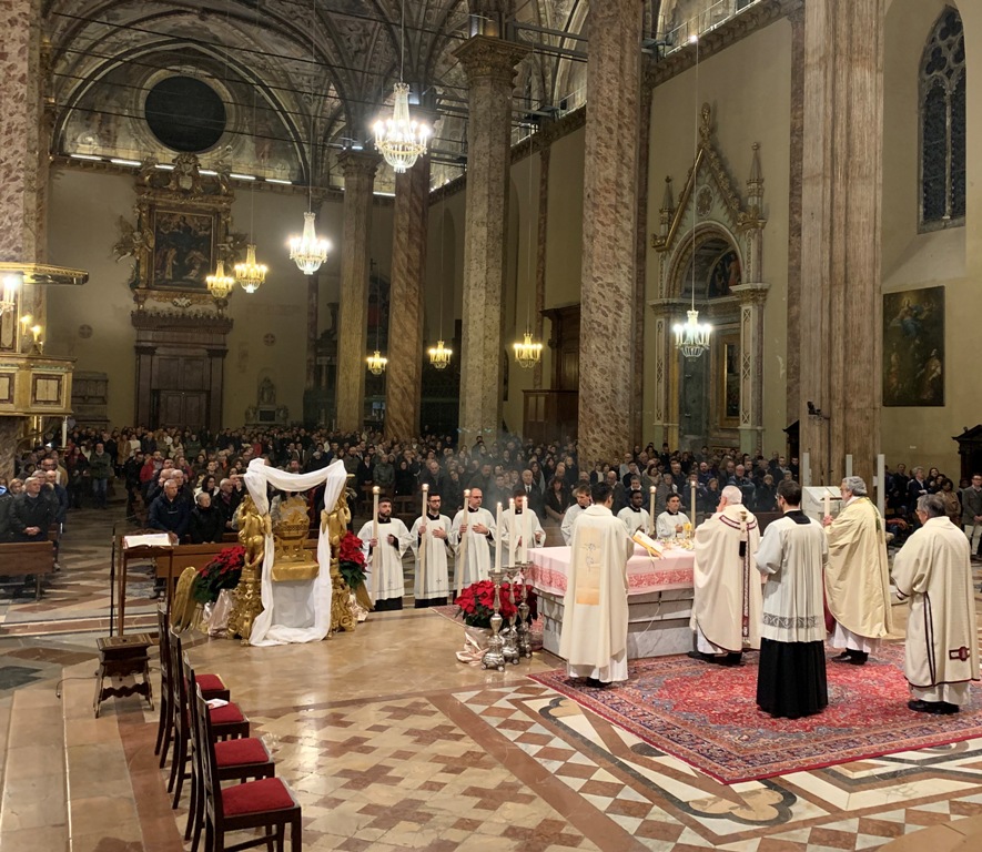 La celebrazione della Notte di Natale nella cattedrale di San Lorenzo presieduta dal cardinale Gualtiero Bassetti. Il presule: «Il Natale non è scontato, non è facile… Dobbiamo salire anche noi verso Betlemme »