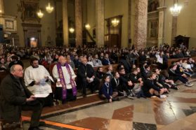 Più di mille ragazzi e ragazze alla Veglia diocesana di preghiera d’Avvento con il cardinale Gualtiero Bassetti che li ha esortati ad incamminarsi, «senza indugio», verso la “mangiatoia”  della “Betlemme del cuore” nell’attesa della venuta del Salvatore nella vita di ognuno