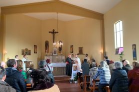 Il cardinale Gualtiero Bassetti in visita alla comunità cattolica romena di rito greco bizantino. «La Chiesa vi è madre…  Siete una delle sue tante sfaccettature che sono delle ricchezze»