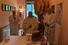 Il cardinale Gualtiero Bassetti in visita all’Hospice dell’USL 1 Umbria.  Il presule al personale sanitario e ai fedeli presenti: «Lo sguardo di amore dà vita, comunica vita».