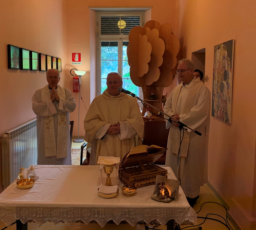 Il cardinale Gualtiero Bassetti in visita all’Hospice dell’USL 1 Umbria. Il presule al personale sanitario e ai fedeli presenti: «Lo sguardo di amore dà vita, comunica vita».