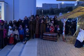 Una Sacra rappresentazione dell’arrivo dei Re Magi seguita da alcune migliaia di persone.  Il cardinale Bassetti: «Una bellissima manifestazione di famiglie…, segno anche pubblico della nostra fede»