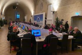 Dall’incontro “Mediterraneo, frontiera di pace”. Il cardinale arcivescovo di Perugia-Città della Pieve Gualtiero Bassetti: «Dove la carità non fa da nave si è costretti ad affondare».  Tra i “segni di pace” il “gemellaggio” delle Chiese umbre in Kosovo