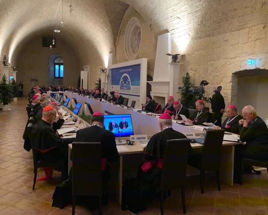 Dall’incontro “Mediterraneo, frontiera di pace”. Il cardinale arcivescovo di Perugia-Città della Pieve Gualtiero Bassetti: «Dove la carità non fa da nave si è costretti ad affondare». Tra i “segni di pace” il “gemellaggio” delle Chiese umbre in Kosovo