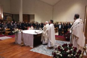 Centocinquanta coppie hanno festeggiato in loro “San Valentino” con il cardinale Bassetti. Il presule: «Voi siete motivo del nostro giubilo e della nostra grandezza»