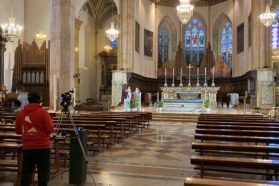 Il cardinale arcivescovo Gualtiero Bassetti ha celebrato l’Eucaristia della V Domenica di Quaresima nella cattedrale di San Lorenzo vuota, affidando alla Madre della Grazia  la protezione di “tutti i figli e le figlie della nostra amata Chiesa perusina-pievese”, trasmessa in diretta da Umbria Tv, Umbria Radio InBlu e dai social media ecclesiali.