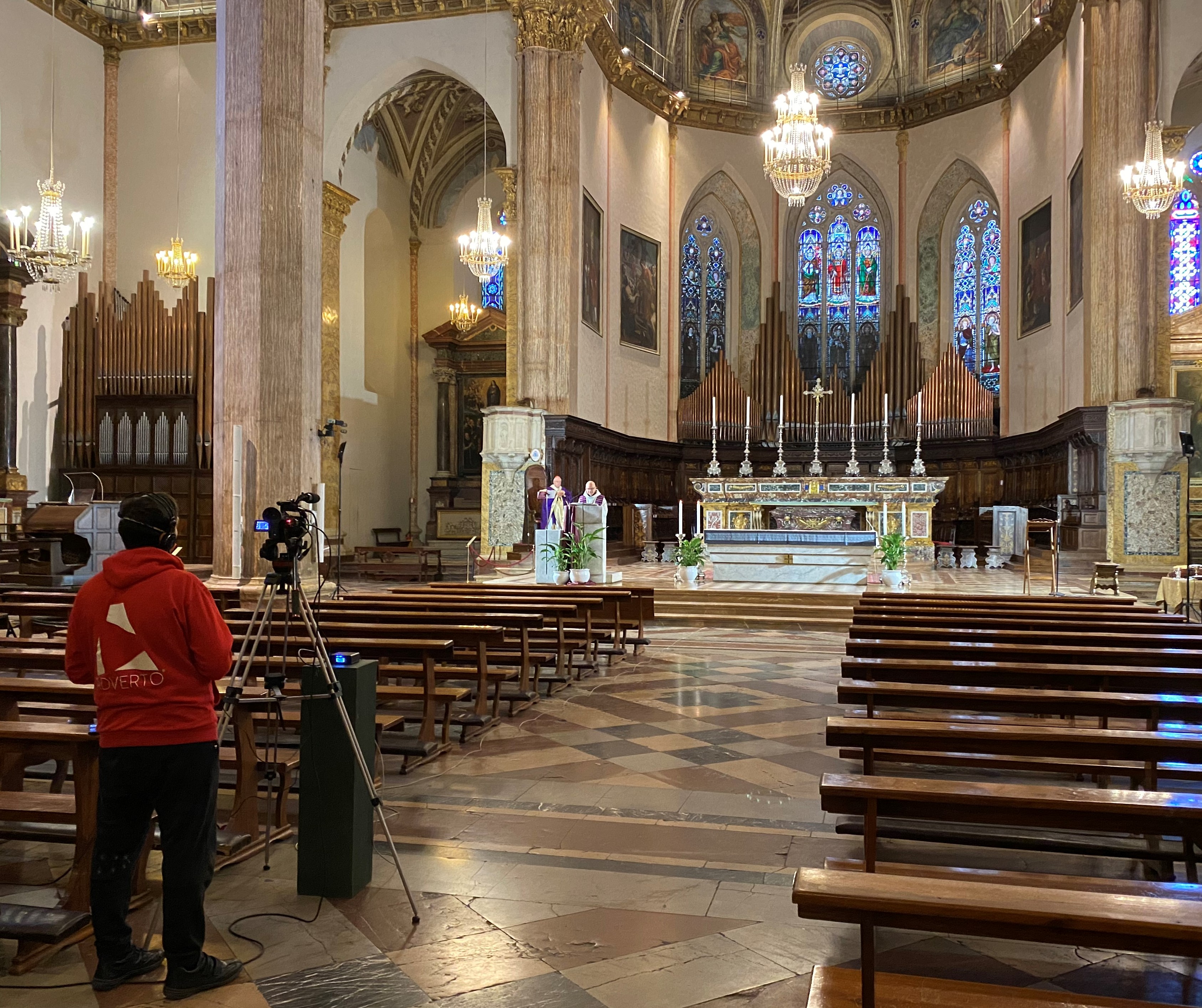 Il cardinale arcivescovo Gualtiero Bassetti ha celebrato l’Eucaristia della V Domenica di Quaresima nella cattedrale di San Lorenzo vuota, affidando alla Madre della Grazia la protezione di “tutti i figli e le figlie della nostra amata Chiesa perusina-pievese”, trasmessa in diretta da Umbria Tv, Umbria Radio InBlu e dai social media ecclesiali.