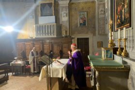 Celebrata dal cardinale Bassetti la messa domenicale in diretta tv, radio e social media. Il presule: «Viviamo tutti in una valle oscura, ma non temiamo alcun male perché il Signore è con tutti noi»