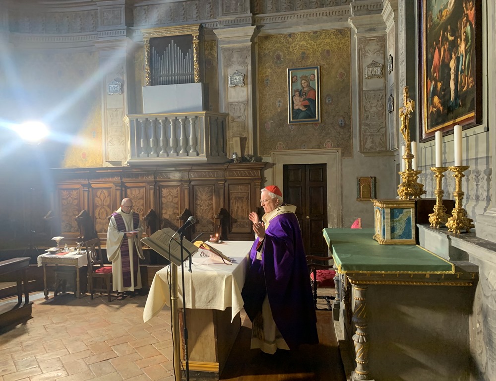Celebrata dal cardinale Bassetti la messa domenicale in diretta tv, radio e social media. Il presule: «Viviamo tutti in una valle oscura, ma non temiamo alcun male perché il Signore è con tutti noi»
