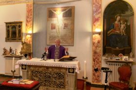Il cardinale Bassetti alla celebrazione eucaristica in diretta radio e social media. Il presule: «Abbiamo nelle nostre mani un’arma molto più potente del “corona virus”»