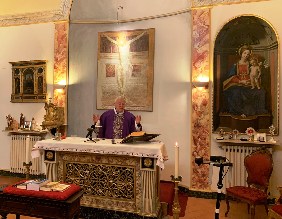 Il cardinale Bassetti alla celebrazione eucaristica in diretta radio e social media. Il presule: «Abbiamo nelle nostre mani un’arma molto più potente del “corona virus”»