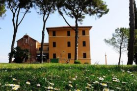 La struttura ricettiva diocesana “Villa Sacro Cuore” accoglie gratuitamente il personale sanitario impegnato nell’assistenza a pazienti affetti da Covid 19. Il cardinale Bassetti:  “E’ un segno della nostra vicinanza concreta a quanti sono in prima linea, ad alto rischio per sé stessi e per le loro famiglie, un modo per aiutarli a proseguire con più serenità la loro delicata missione”