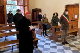 Perugia: Il cardinale Bassetti e il sindaco Romizi in raccoglimento e preghiera per le vittime del “Covd19”  al Cimitero monumentale, il cui impianto di cremazione che potrà accogliere le salme delle persone decedute in Lombardia. Il presule: «Abbiamo in prima linea, anche per il numero di morti, medici, infermieri, sacerdoti e tutti coloro che prestano un servizio diretto alle persone colpite»