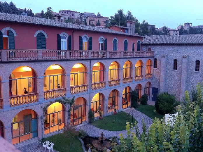 La “Residenza protetta” per anziani “Fontenuovo” nei giorni del “Coronavirus”. Con la messa in sicurezza della struttura, approntata “alleanza terapeutica” con mezzi d’informazione e social media per mantenere i legami affettivi tra assistiti e familiari