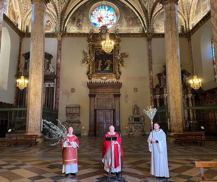 Celebrata dal cardinale Bassetti la S. Messa della Domenica delle Palme nella cattedrale di San Lorenzo trasmessa in diretta da Umbria Tv, Umbria Radio InBlu e sui social media ecclesiali. Il presule nell’omelia: «Nel grido di Cristo in croce tutti i drammi dell’umanità…, anche tutti i drammi che l’umanità vive in questi giorni».