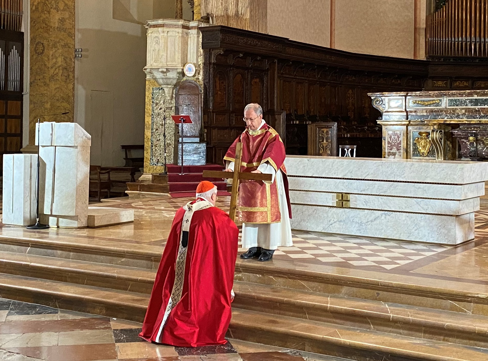 Celebrata dal cardinale Bassetti la Passione del Signore del Venerdì Santo. Il presule: «Pensiamo al Crocifisso e auguriamo che chiunque venga a consegnare la propria vita, anche in questo periodo di epidemia, possa avere la consolazione di avere fra le mani il Crocifisso