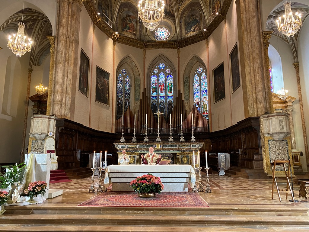 Il cardinale Gualtiero Bassetti alla Messa in Coena Domini nelle cattedrale di San Lorenzo: «Il Giovedì Santo ci insegna a come vivere la sostanza del Vangelo».