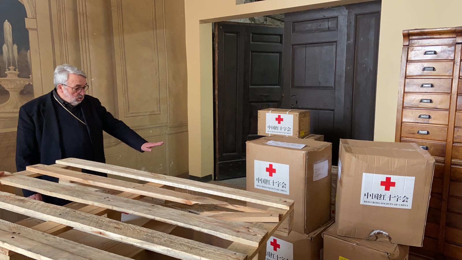 Ricevuto in dono da papa Francesco un ingente quantitativo di materiale sanitario per le Residenze protette per anziani del territorio. Il cardinale Gualtiero Bassetti ha ringraziato il titolare dell’Elemosineria Apostolica cardinale Konrad Krajewski