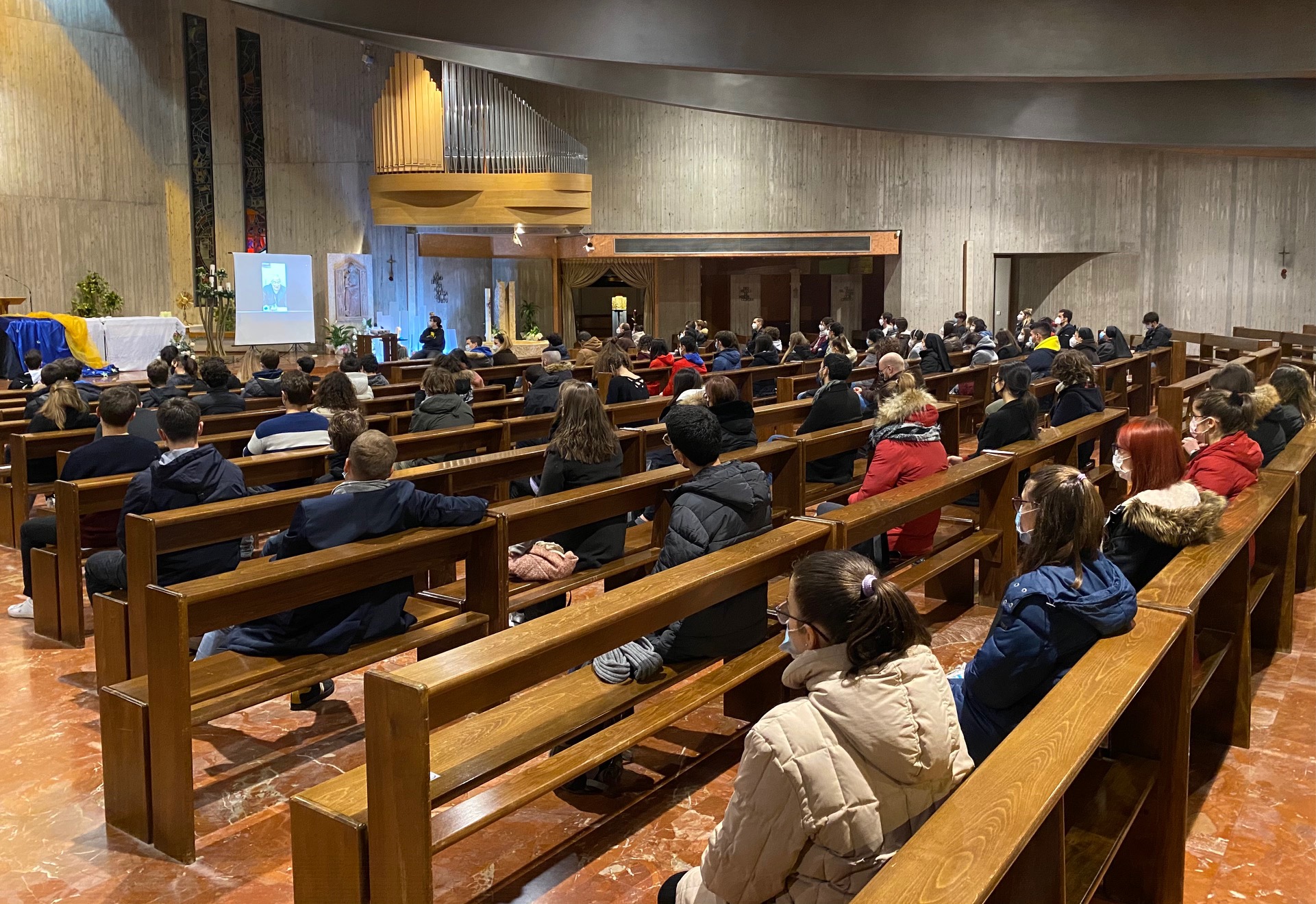 Perugia: Veglie di preghiere di Avvento dei giovani nelle sette Zone pastorali, partecipate ma non troppo al tempo del Covid-19. Il cardinale Gualtiero Bassetti nel suo toccante messaggio augurale: «La nostra società per cambiare ha bisogno di voi, perché è necessario ribaltare questa coltre di egoismo e di violenza che rischia di ricoprire il mondo»