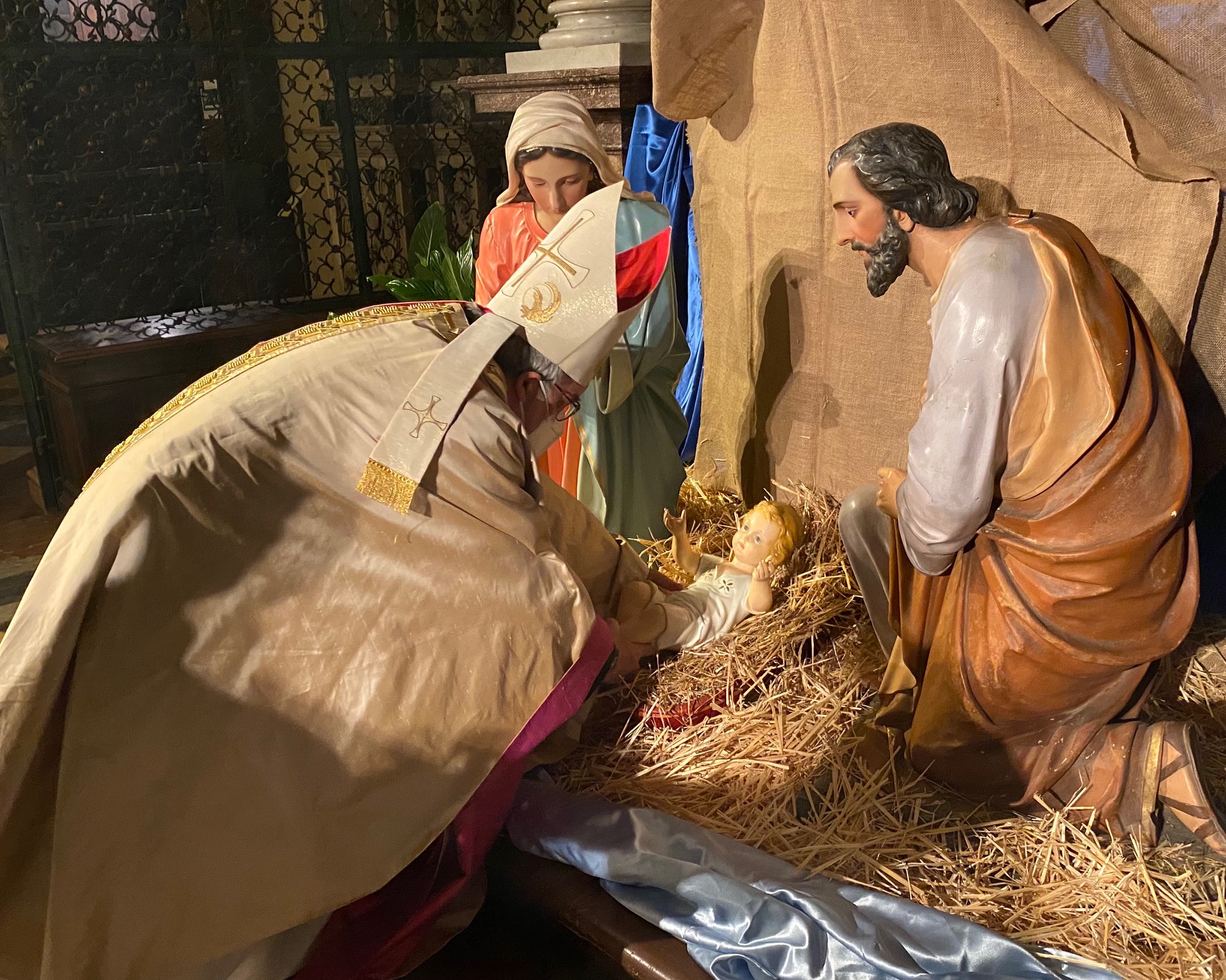 Il cardinale Gualtiero Bassetti è ritornato a celebrare l’Eucaristia in cattedrale, con il popolo di Dio, nel Giorno del Natale del Signore, rivolgendo il suo pensiero a tutti i malati, alle persone sole, agli anziani, ai bambini e ai ragazzi