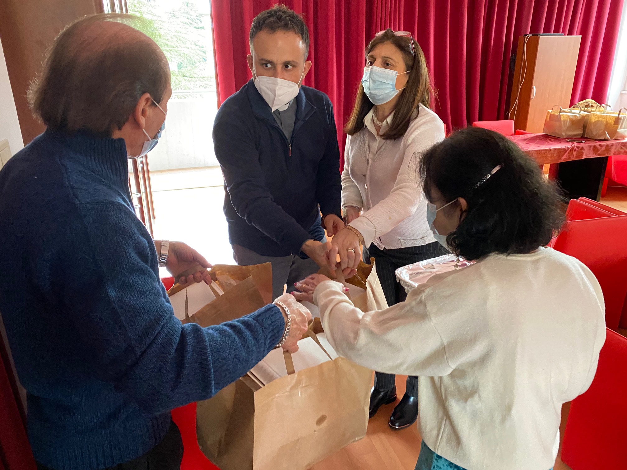 Più di 500 pasti caldi distribuiti a singoli e a più di 100 famiglie in gravi difficoltà. Il direttore don Marco Briziarelli: «Un gesto di vicinanza a queste famiglie che hanno perso la speranza».