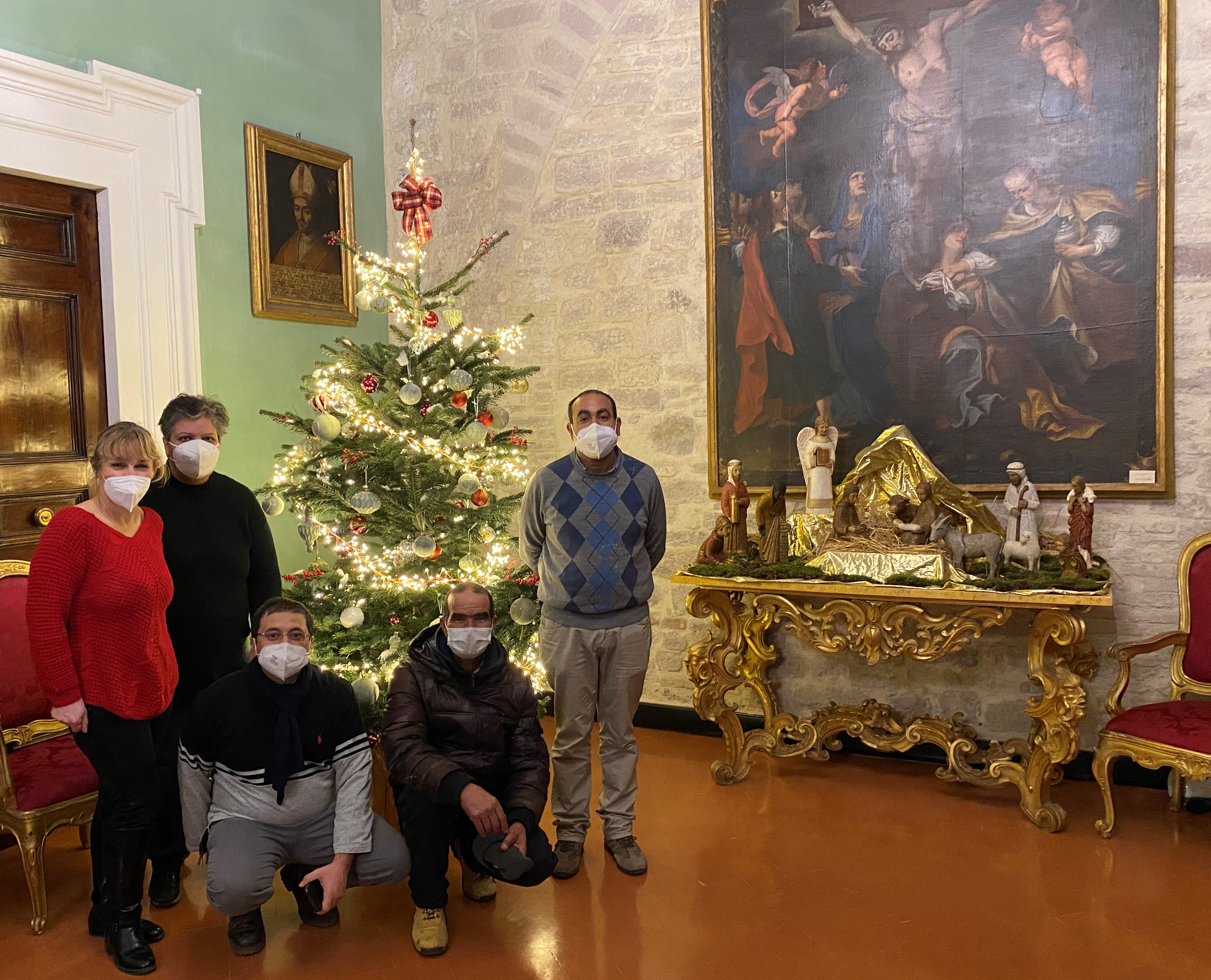 Allestiti presepe e albero di Natale in arcivescovado da alcuni operatori volontari della “Mensa San Lorenzo”. Quest’anno non si terrà il tradizionale scambio degli auguri e doni con il cardinale Bassetti, un gesto di solidarietà con le tante famiglie provate dal Coronavirus