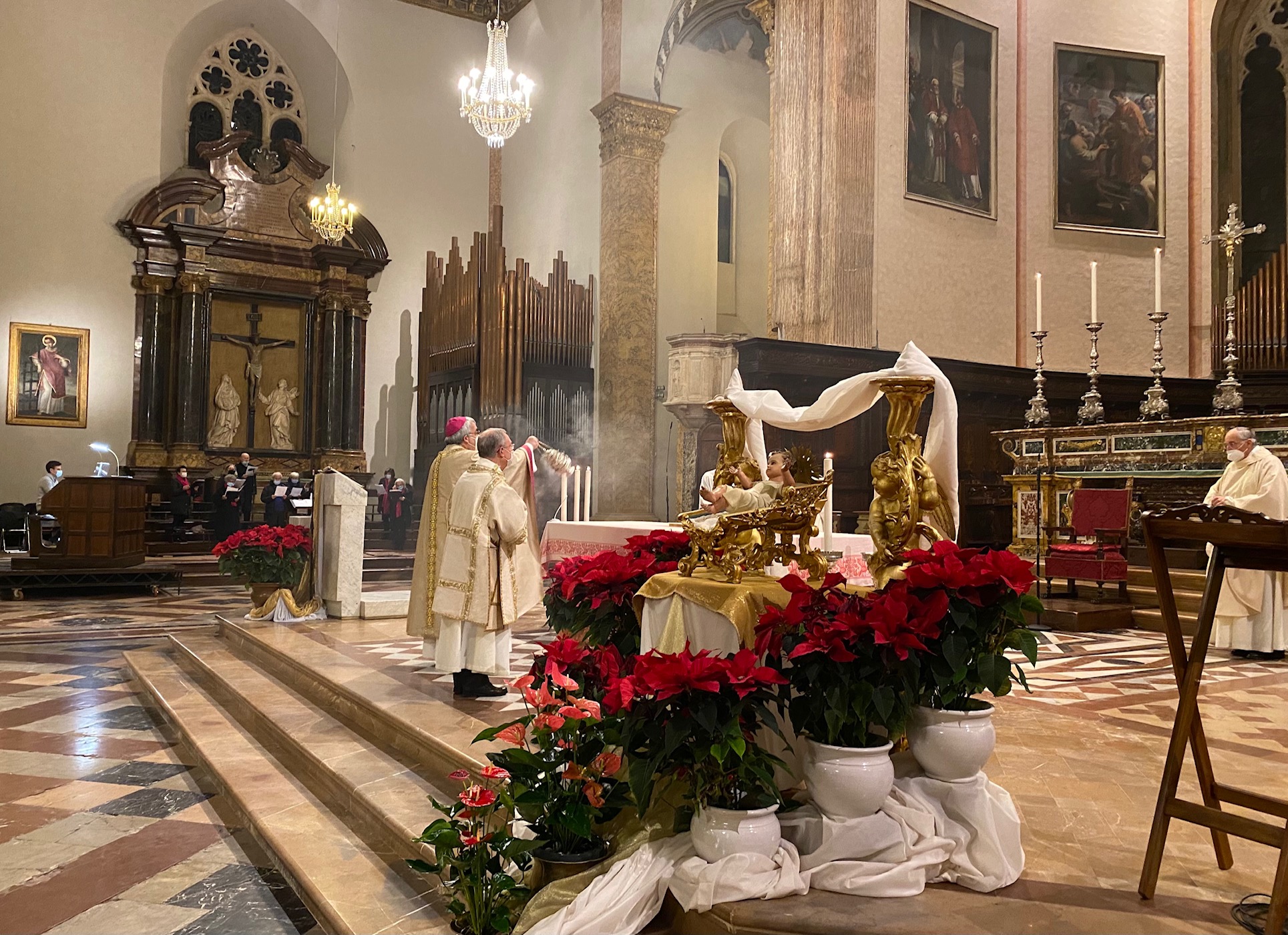 Celebrata in cattedrale la solennità di Maria Madre di Dio e la Giornata mondiale della Pace. Il vescovo ausiliare mons. Marco Salvi: «Questa maternità è vicina a ciascuno di noi, una misericordia fatta di concretezza di gesti, di attenzioni, di una realtà che non ci lascia»