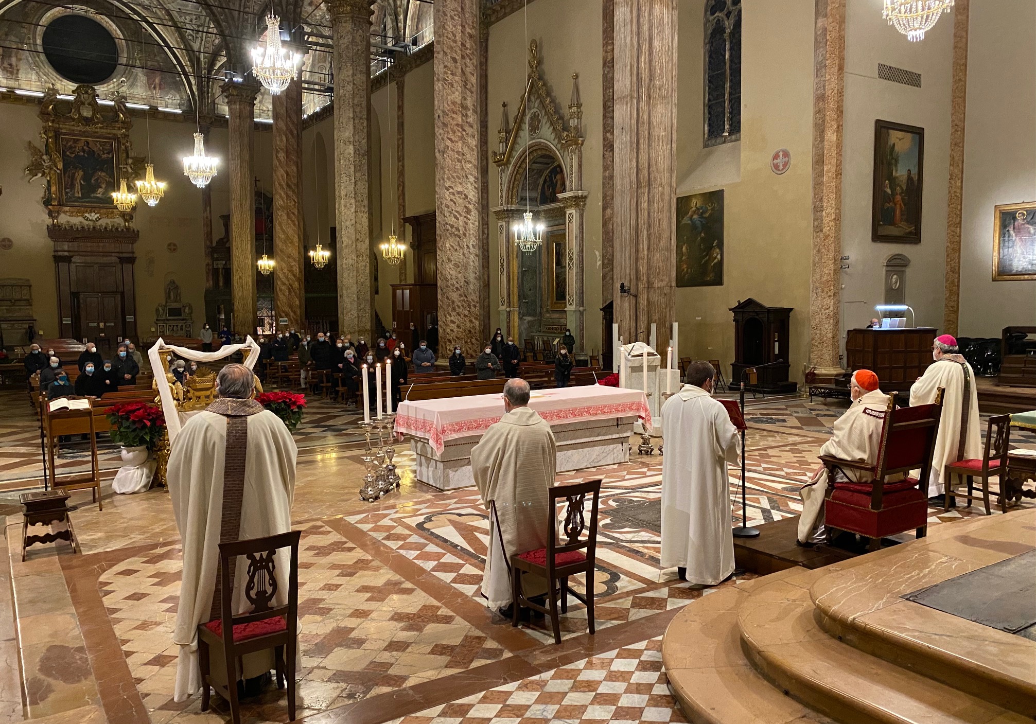 L’omelia del cardinale Bassetti alla celebrazione eucaristica con il canto del Te Deum in cattedrale, giovedì 31 dicembre. Il presule alla comunità diocesana: «Non possiamo farci vincere dallo sconforto»