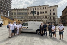 Benedetto dal cardinale Bassetti il primo automezzo dell’Emporio Caritas  “Divina Misericordia” donato dalla Fondazione Cassa di Risparmio di Perugia