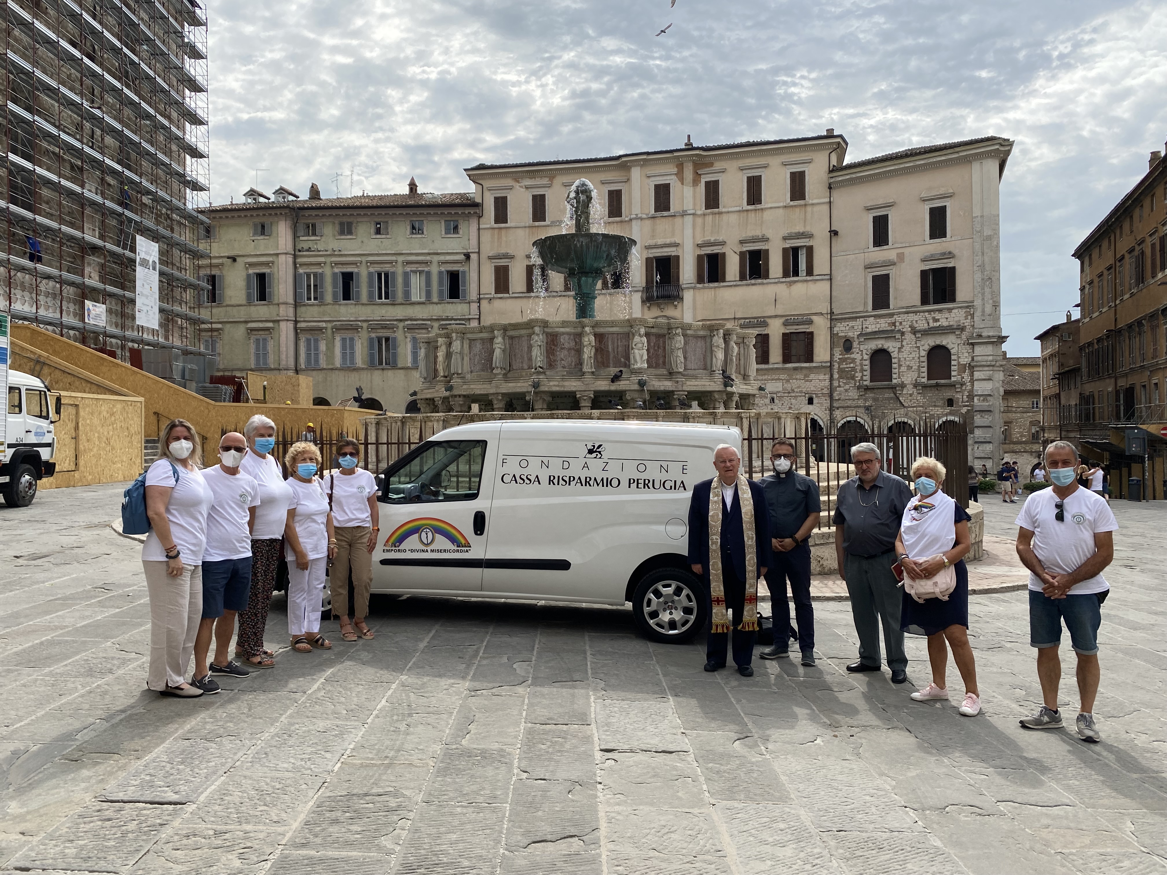 Benedetto dal cardinale Bassetti il primo automezzo dell’Emporio Caritas “Divina Misericordia” donato dalla Fondazione Cassa di Risparmio di Perugia