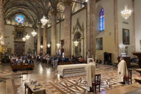 Celebrata la festa della Madonna della Grazia dedicata agli sposi e alle famiglie  con la suggestiva “calata” del Sant’Anello. Il cardinale Gualtiero Bassetti: “Sposi, famiglie, fidanzati non abbiate mai paura ad invitare Gesù alla festa della vostra casa”