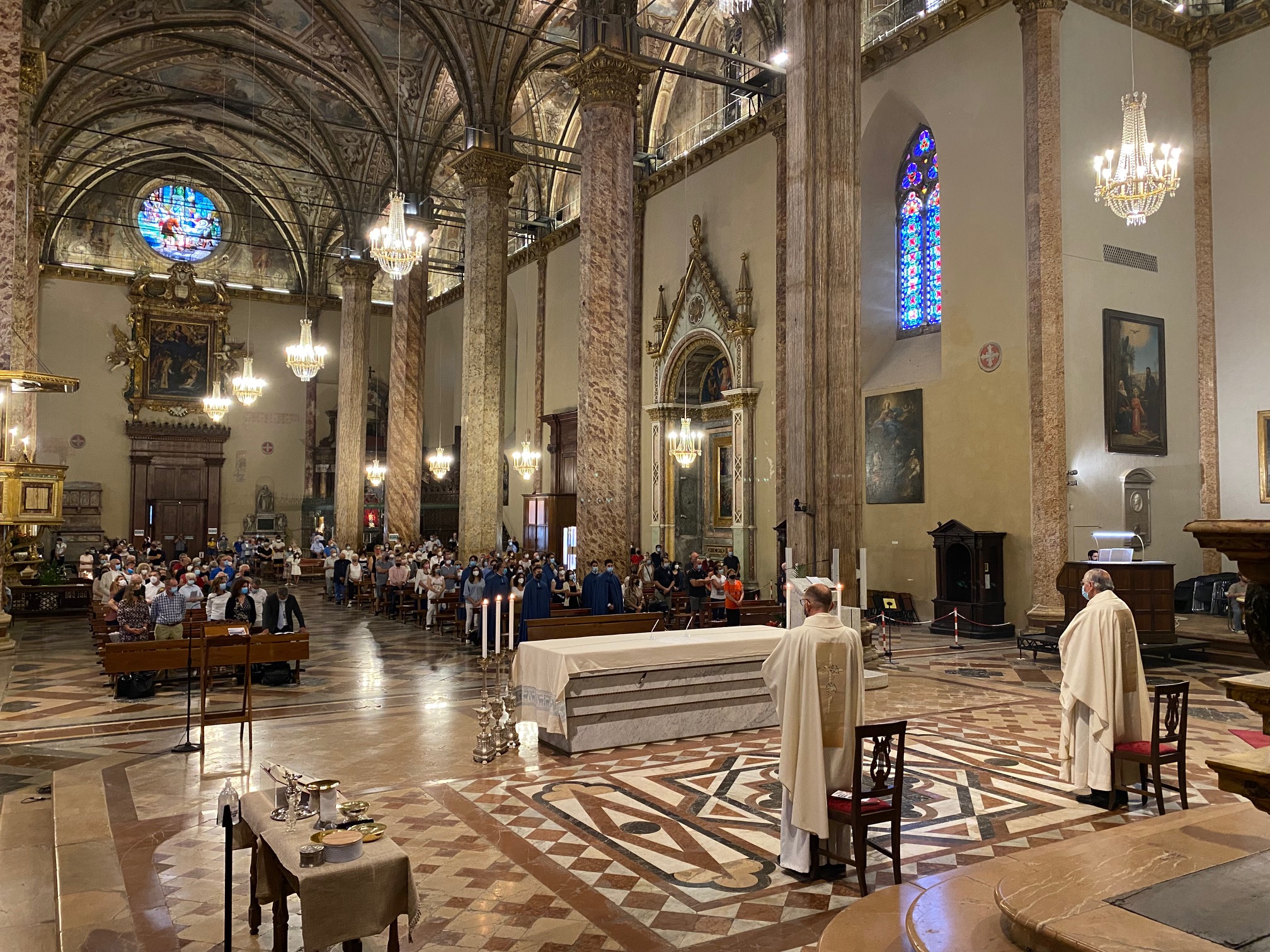Celebrata la festa della Madonna della Grazia dedicata agli sposi e alle famiglie con la suggestiva “calata” del Sant’Anello. Il cardinale Gualtiero Bassetti: “Sposi, famiglie, fidanzati non abbiate mai paura ad invitare Gesù alla festa della vostra casa”