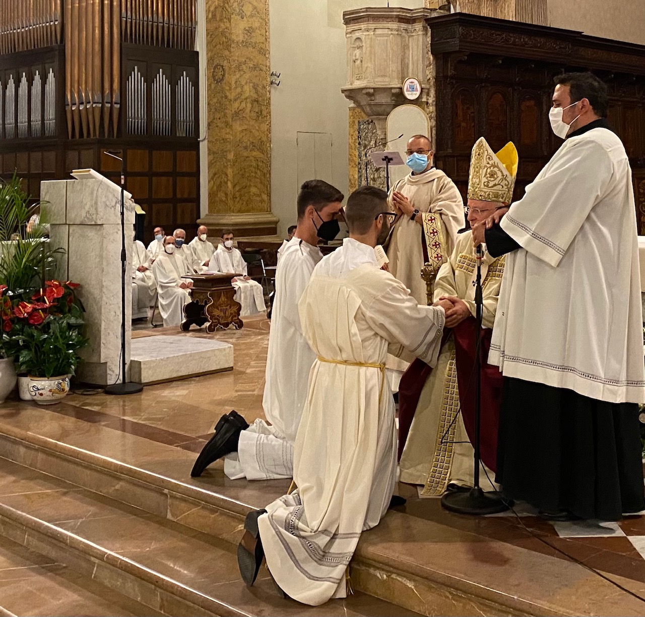 La festa diocesana della Madonna della Grazia conclusa con l’ordinazione di due giovani diaconi prossimi al sacerdozio, il seminarista Claudio Faina e fra’ Gabriele Rocchi. Il cardinale Gualtiero Bassetti agli ordinandi: “Siate nella Chiesa i servi della gioia dei fratelli…