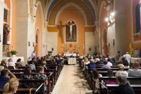Il cardinale Gualtiero Bassetti ha presentato alla comunità parrocchiale di San Feliciano il nuovo amministratore parrocchiale don Engjell Pitaqi