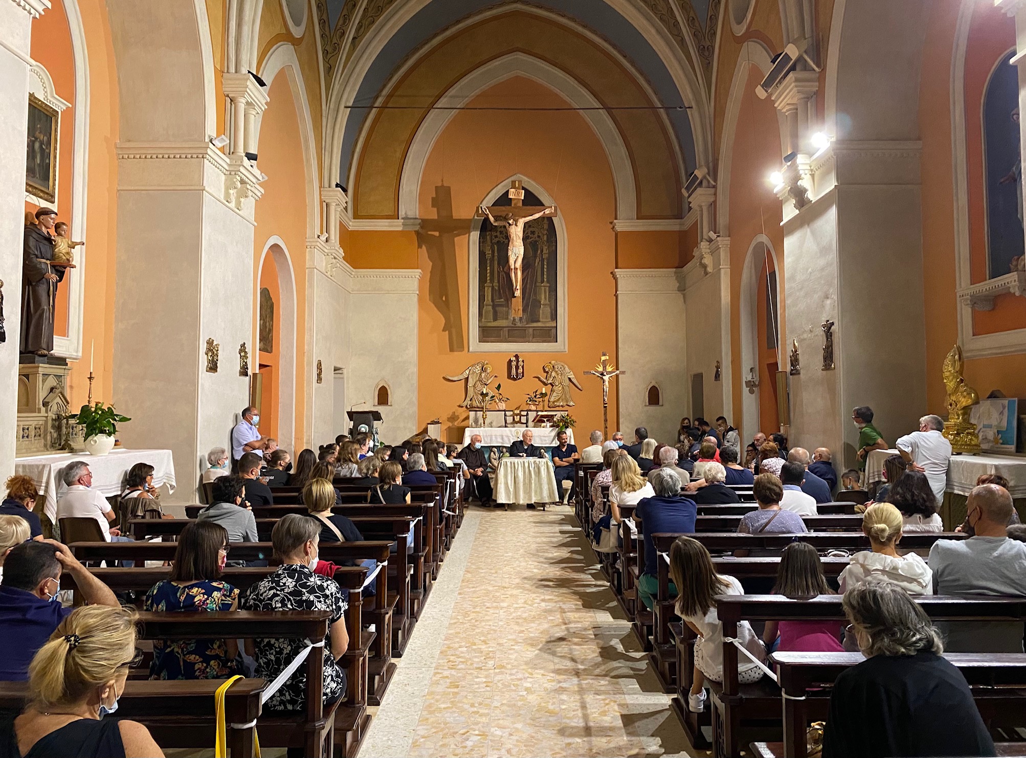 Il cardinale Gualtiero Bassetti ha presentato alla comunità parrocchiale di San Feliciano il nuovo amministratore parrocchiale don Engjell Pitaqi