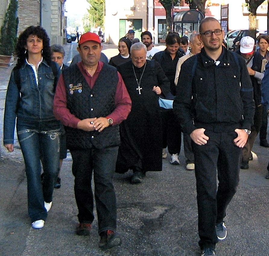Il pellegrinaggio a piedi del cardinale Bassetti alla Porziuncola di Assisi per pregare per le vocazioni al sacerdozio e alla vita consacrata e ringraziare il Signore per il dono della guarigione dal Covid-19 sua e di tanti fratelli e sorelle