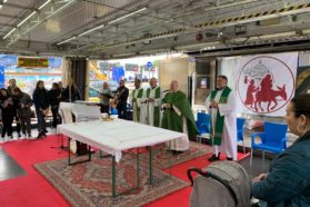 Il cardinale Gualtiero Bassetti ritorna a far visita agli amici dello spettacolo viaggiante  del Luna Park di Pian di Massiano dopo l’anno di inattività per la pandemia