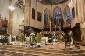 Celebrazione eucaristica d’inizio del cammino sinodale in cattedrale.  Il cardinale Bassetti: “Il Sinodo e il cammino sinodale sono un’opportunità e una sfida… Vale la pena provarci, occorre in primo luogo pregare, perché non si debba dire che abbiamo sprecato la nostra occasione, l’occasione di una vita!