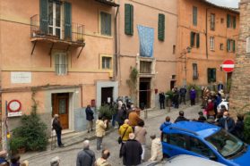 Inaugurata la scultura della “Madonna del Carmine” sull’ingresso della “Mensa San Lorenzo”. Il direttore della Caritas don Briziarelli: «E’ molto bello che sia la Vergine Maria ad accogliere tutte le persone  in difficoltà. Siamo chiamati, come comunità, ad aiutarle ad uscire dalla schiavitù della povertà»