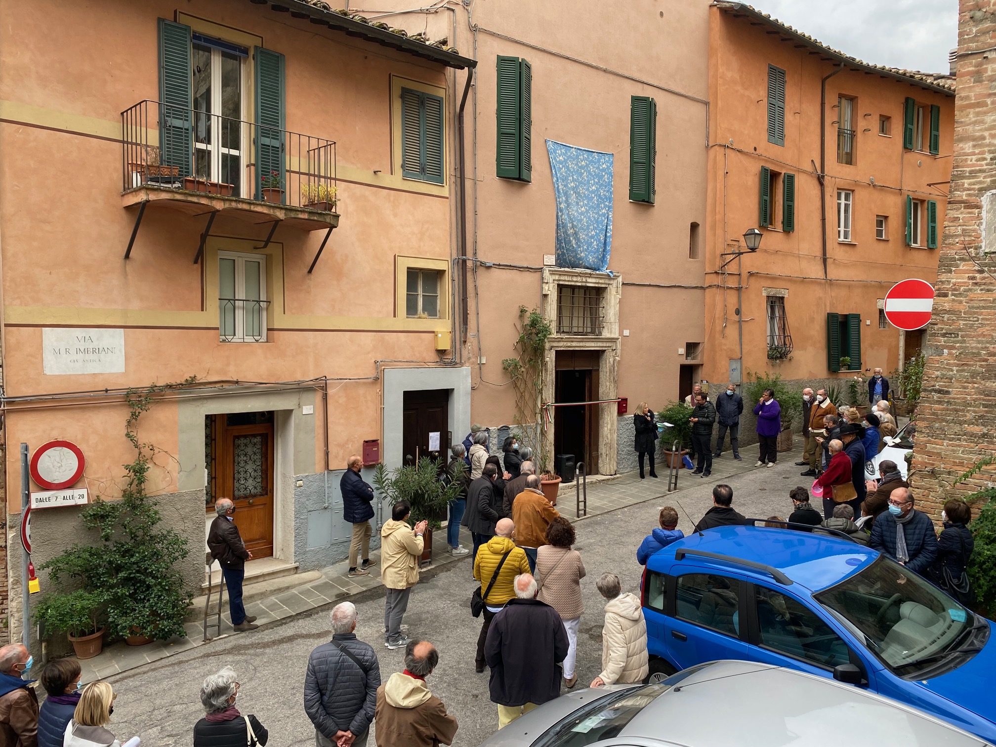 Inaugurata la scultura della “Madonna del Carmine” sull’ingresso della “Mensa San Lorenzo”. Il direttore della Caritas don Briziarelli: «E’ molto bello che sia la Vergine Maria ad accogliere tutte le persone in difficoltà. Siamo chiamati, come comunità, ad aiutarle ad uscire dalla schiavitù della povertà»