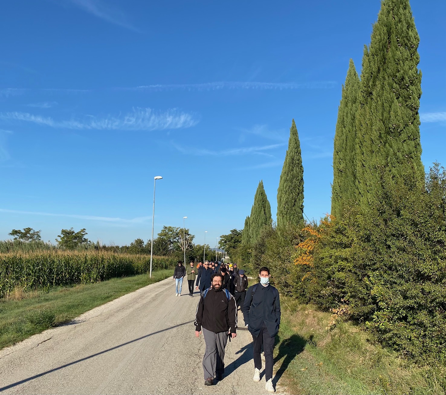 Pellegrinaggio a piedi del cardinale Bassetti con un centinaio di pellegrini alla Porziuncola di Santa Maria degli Angeli di Assisi. Il presule: “Il vero viaggio della nostra vita è quello di andare verso la profondità di noi stessi”