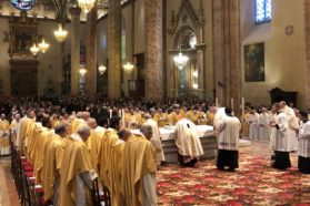 Domenica 17 ottobre, in cattedrale, la celebrazione eucaristica d’inizio cammino sinodale presieduta dal cardinale Gualtiero Bassetti. Il presule: “Prepariamoci con la preghiera  e con piena disponibilità d’animo a questo tempo di grazia che si apre dinanzi a noi”