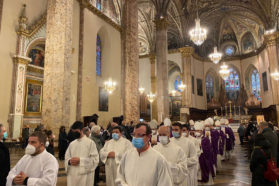 Esequie dell’arcivescovo emerito mons. Giuseppe Chiaretti nella cattedrale di San Lorenzo. Presenti numerosi fedeli. Hanno concelebrato i cardinali Antonelli e Betori.